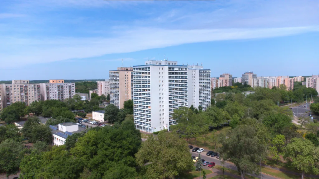 Widok na miasto z powietrza, mieszkania w blokach, panorama miasta, bloki mieszkalne, budynki mieszkalne
